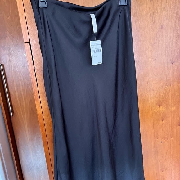 Beatifull skirt new with tag very soft material - Picture 10 of 11